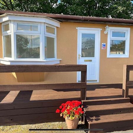 One-Bedroom Chalet Bungalow Uddingston Glasgow エクステリア 写真