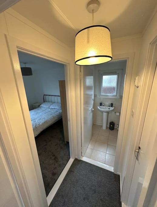 One-Bedroom Chalet Bungalow Uddingston Glasgow エクステリア 写真