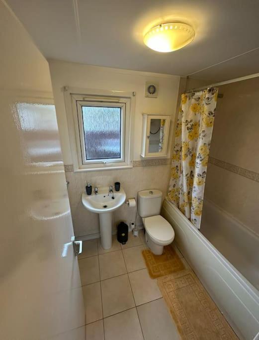 One-Bedroom Chalet Bungalow Uddingston Glasgow エクステリア 写真